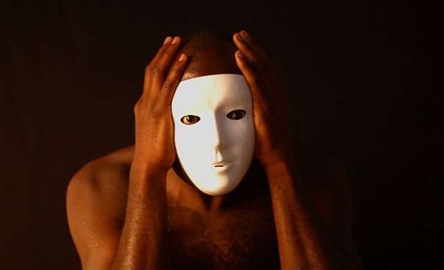 Peau noire, masques blancs