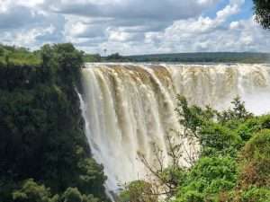 Les chutes Victoria à cheval entre la Zambie et le Zimbabwe